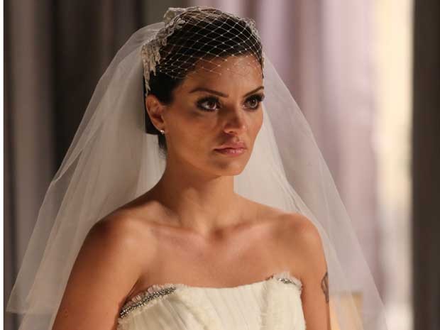 Charlene escolheu um look com olhos bem esfumados para seu casamento  (Foto: Sangue Bom/TV Globo)