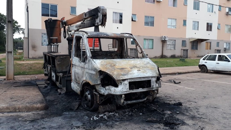Caminhão foi incendiado enquanto Emdur fazia manutenção na iluminação no Orgulho do Madeira.  — Foto: Iule Vargas/ Rede Amazônica