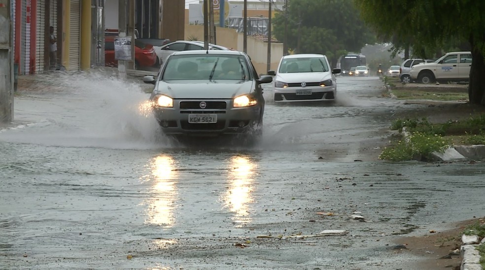 Alguns pontos da cidade ficaram ilhados após chuva forte. — Foto: Reprodução/TV Grande Rio 