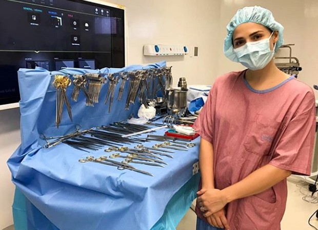Letícia Colin faz laboratório para viver médica em novo trabalho na TV (Foto: Reprodução/Instagram)