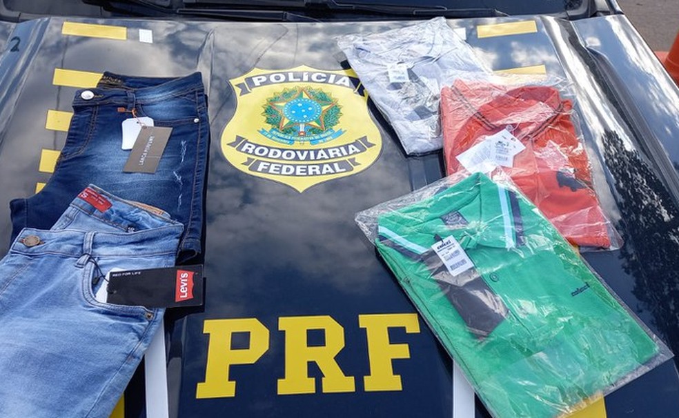 Carga com mais de 180 peças de roupas falsificadas é apreendida em ônibus de viagem em Seabra  — Foto: Divulgação/Polícia Rodoviária Federal (PRF)