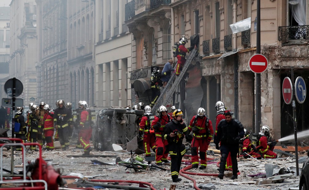 Bombeiros trabalham após explosão em padaria, em Paris, na França, neste sábado (12)  — Foto: Benoit Tessier/ Reuters