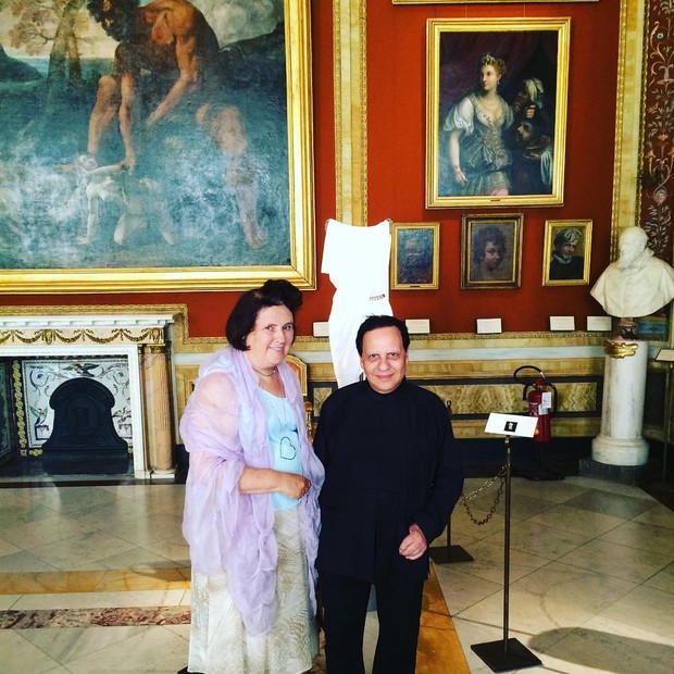 With Azzedine in the #rome Galleria Borghesi. ‘I have been doing couture since the inception of my career - much longer than ready-to-wear,’ Alaia told me, although he was often described as ‘the greatest couturier who never was’. (Foto: reprodução/instagram)
