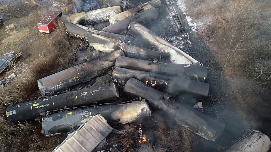 Imagens de drones mostram o descarrilamento de um trem de carga em East Palestine, Ohio, EUA, em 6 de fevereiro de 2023
