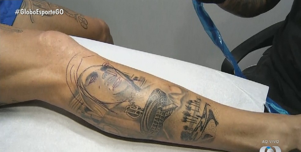Tatuagem em homenagem ao Rio e ao Flamengo — Foto: Reprodução/TV Anhanguera