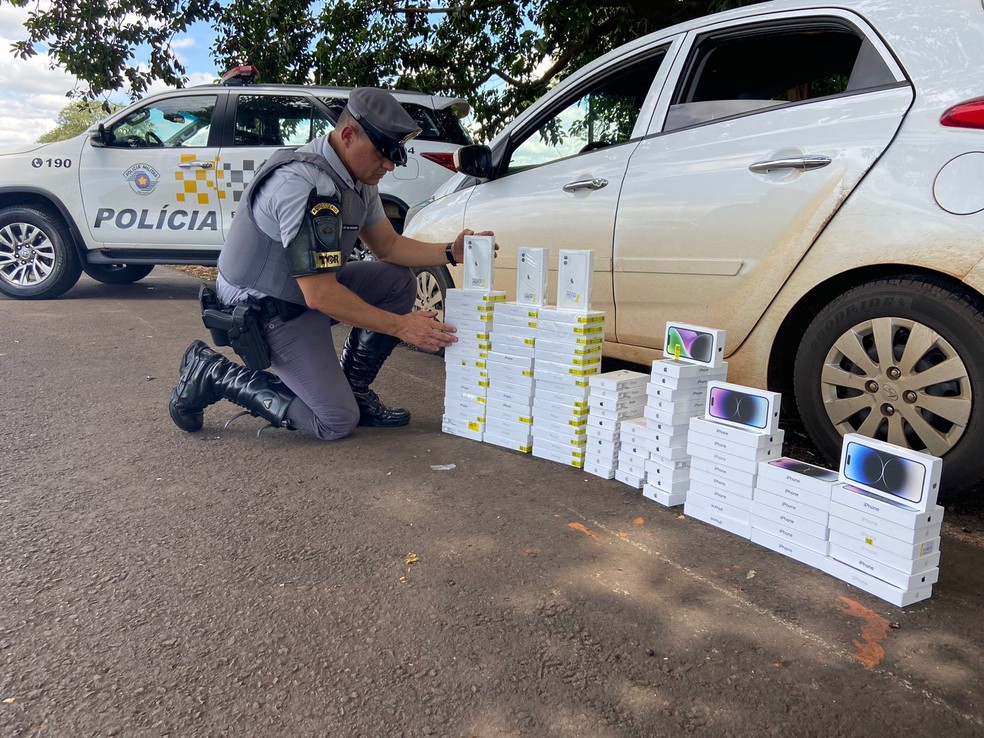 Polícia Rodoviária apreendeu 100 caixas de aparelhos celulares sem documentação fiscal em Estrela do Norte (SP) — Foto: Polícia Rodoviária