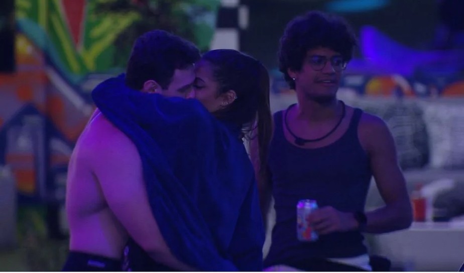 Gustavo e Key Alves se beijam em festa do 'BBB'