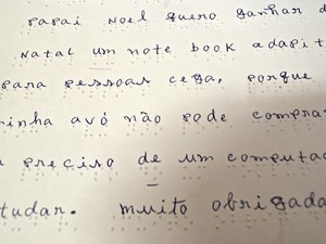 Kamilly escreveu a carta e sua professora traduziu (Foto: Janine Brasil/G1)