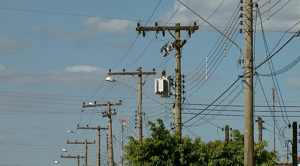 Pipas com linhas metálicas de Cerol são condutoras de energia e podem romper fiações elétricas — Foto: Paulo Chiari/EPTV