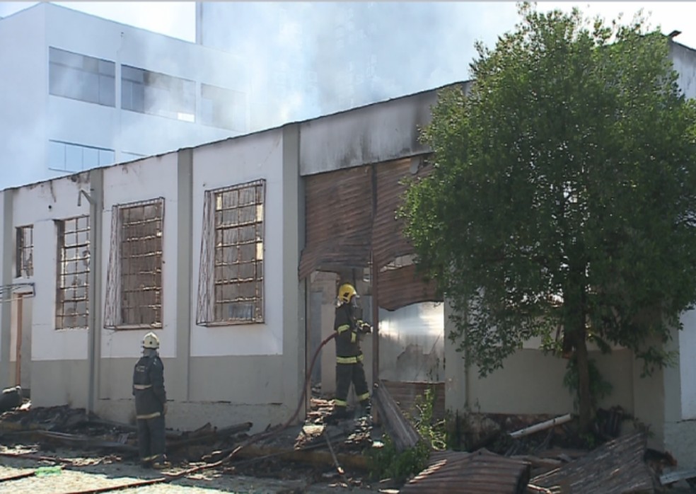 Bombeiros ainda trabalham no combate de focos de incêndio no prédio do Daer me Lajeado — Foto: Juliano Wurdig/RBS TV Snata Cruz