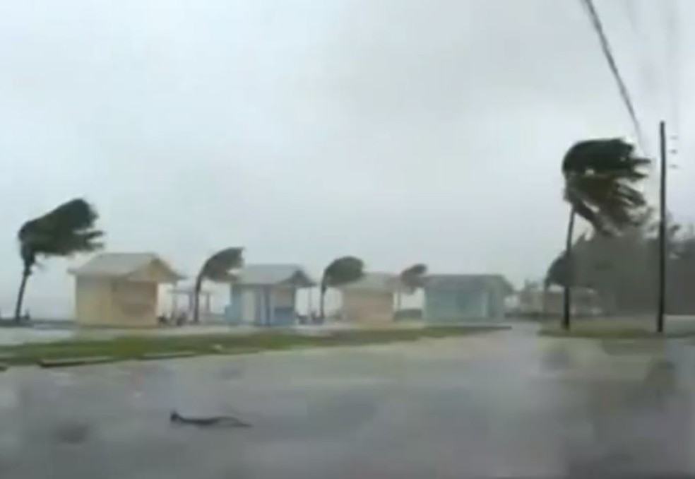 Primeiras imagens da forÃ§a dos ventos do furacÃ£o Dorian nas Bahamas â Foto: ReproduÃ§Ã£o/Globonews