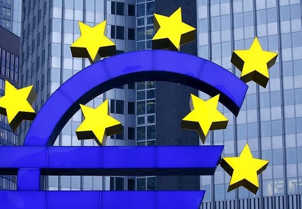 Estátua do logo do euro visto na ex-sede do Banco Central Europeu, em Frankfurt, na Alemanha (Foto: Kai Pfaffenbach/Reuters)
