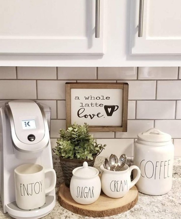 Um cantinho do café na bancada da cozinha fica cheio de graça com uma placa decorativa  (Foto: Reprodução/Pinterest)