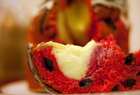 A padaria Big Bread (bigbreadtatuape.com.br) aposta no Panetone Red Velvet, com massa tradicional, creme e calda com pedaços de frutas vermelhas. 500 g | R$ 21,90