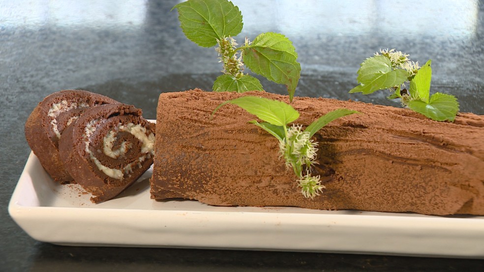 Rocambole de chocolate recheado de beijinho é receita especial. (Foto: Terra da Gente)
