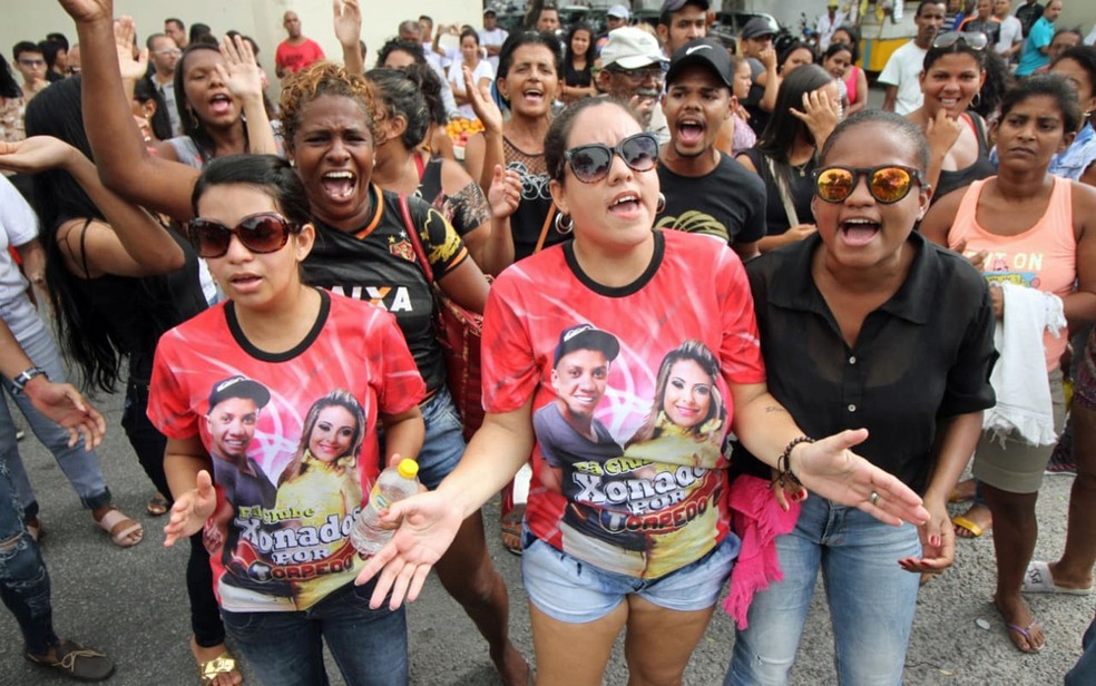FÃ£s de Deivison Kellrs, vocalista da Banda Torpedo, usaram camisas em homenagem ao artista, que foi enterrado no Recife (Foto: Marlon Costa/Pernambuco Press)