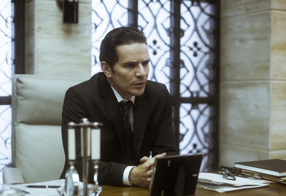 Vitor recebe Alice, mas estranha a visita da esposa (Foto: Raphael Dias/Gshow)