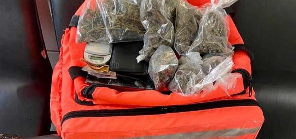 Dois quilos de maconha foram achados em mochila com logomarca de aplicativo usada pelo suspeito — Foto: SSP-BA/ Divulgação