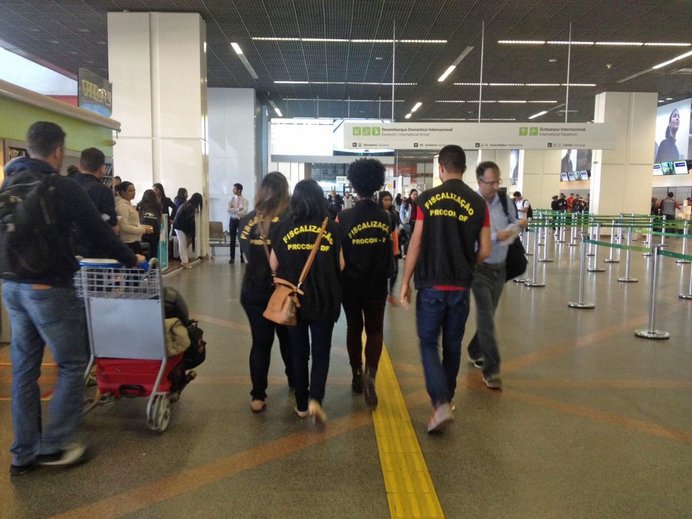 Procon participou da ação que fiscalizou cobrança de bagagem em Aeroporto de Brasília  (Foto: Bianca Marinho/G1)