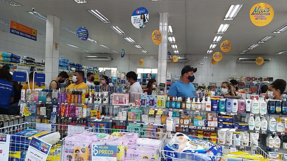 Farmácia de Rio Branco tem filas de pessoas em busca de testes pra Covid — Foto: Eldérico Silva/Rede Amazônica Acre