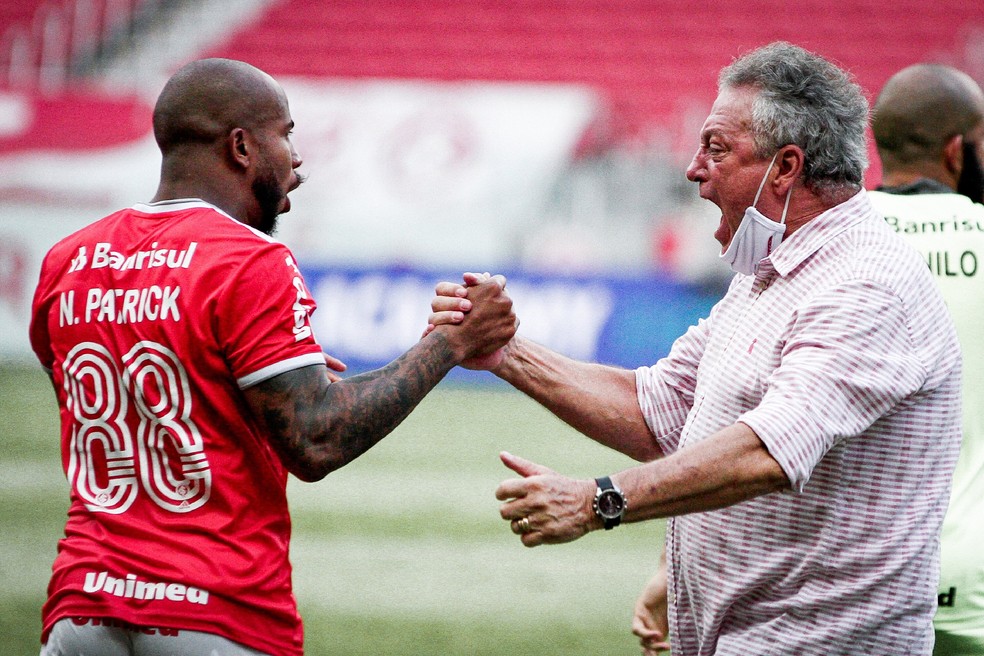 Abel Braga cumprimenta Patrick no Gre-Nal � Foto: Matheus P�/Estad�o Conte�do