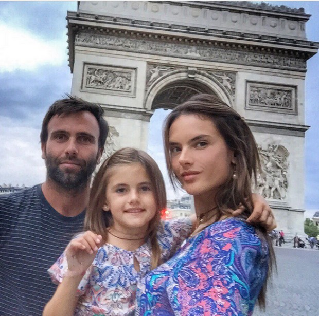 Alessandra Ambrosio curte viagem à Paris com a família (Foto: Reprodução/Instagram)