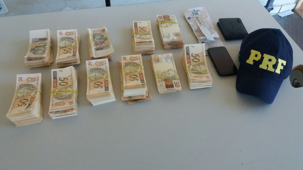 Notas falsas apreendidas pela PRF em Ponta Por&atilde; (MS) (Foto: PRF/Divulga&ccedil;&atilde;o)