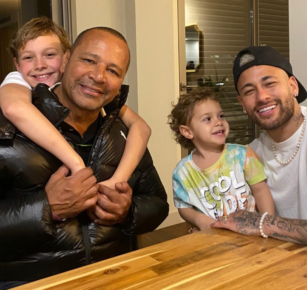Neymar posa com o pai, o filho, Davi Lucca, e o irmão de Davi, Valentin, após PSG x Brodeaux — Foto: Reprodução/Instagram