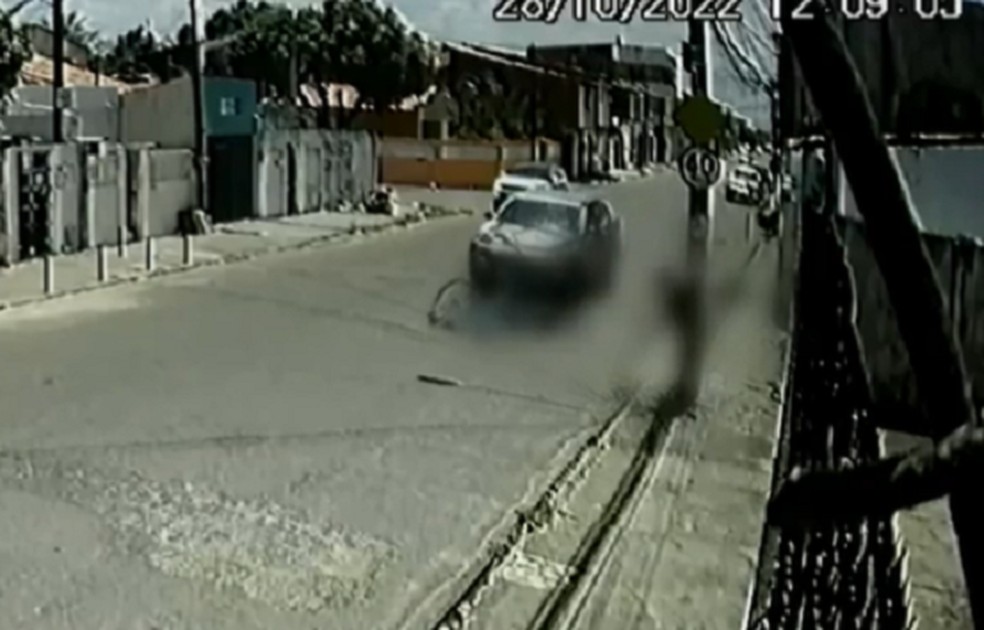 Acidente ocorreu no cruzamento entre as ruas Comendador Garcia e Cardoso de Barros. — Foto: Reprodução/TV Verdes Mares
