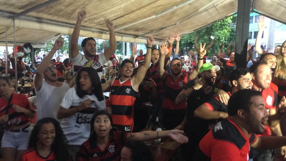 Torcedores do Flamengo que assistiam partida do Palmeiras comemoram título brasileiro — Foto: Thayuan Leiras