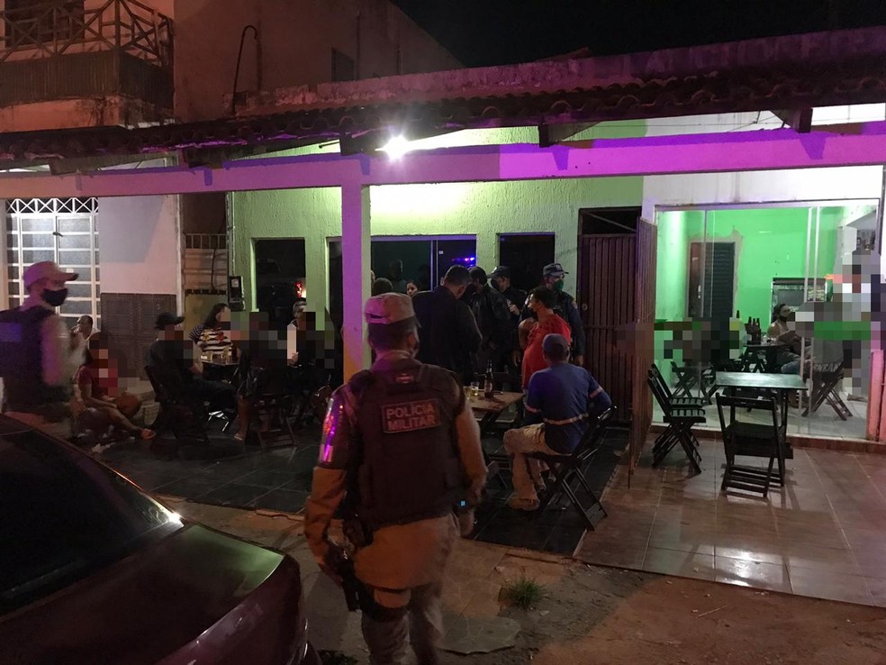 Moradores de Lu&iacute;s Eduardo Magalh&atilde;es, no oeste da Bahia, em bar da cidade que foi fiscalizado pela pol&iacute;cia e agentes da prefeitura &mdash; Foto: Divulga&ccedil;&atilde;o/Prefeitura de Lu&iacute;s Eduardo Magalh&atilde;es