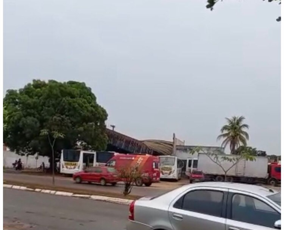 Barracão desaba durante vendaval em Ariquemes, RO  — Foto: Reprodução/Redes Sociais 