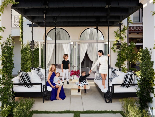 Khloé e Kourtney Kardashian abrem as portas de suas mansões para o Architectural Digest (Foto: Reprodução)