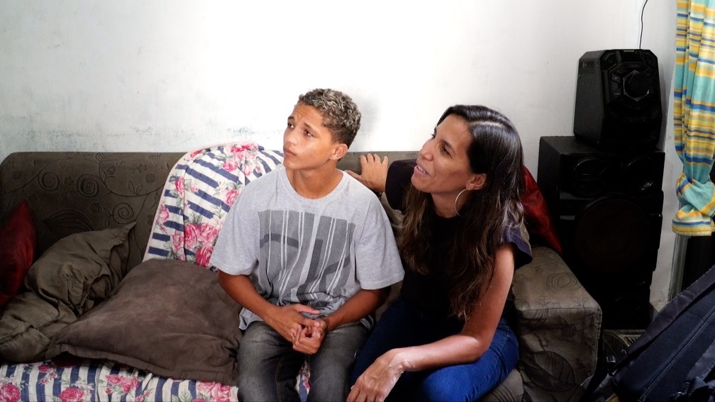 Gabriel Lima ao lado de Anaê Tenderini na casa da família dele no bairro Planalto, em Natal.   — Foto: Reprodução/Inter TV Cabugi