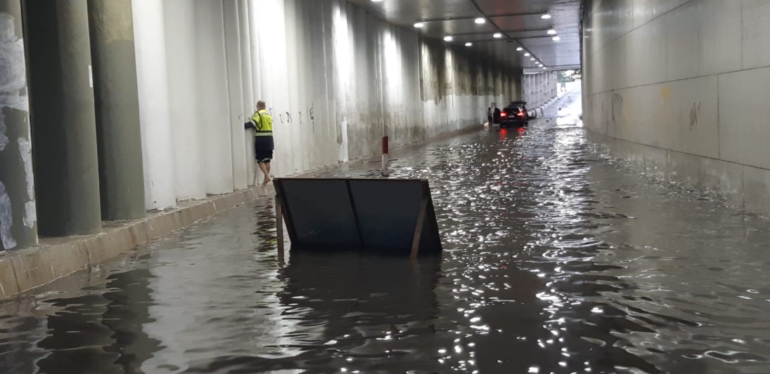 Chuva derruba árvores, alaga vias e complica o trânsito em Fortaleza 