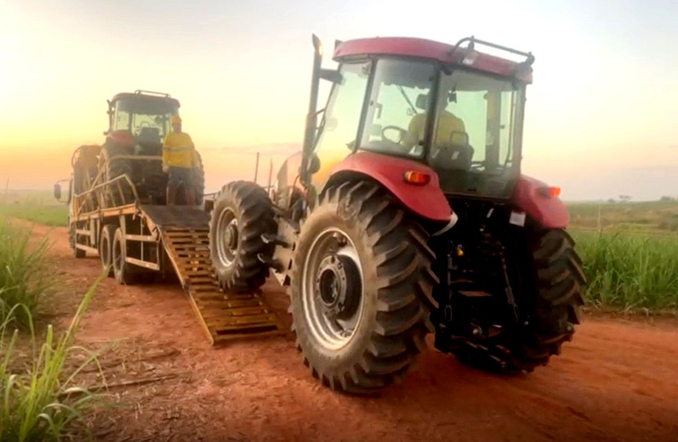 Sistema de rastreamento ajuda polícia a recuperar tratores furtados e escondidos em mata fechada de Lins — Foto: Grupo Tracker/Divulgação