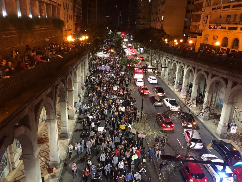 Manifestantes caminham pela Avenida Borges de Medeiros, em Porto Alegre â€” Foto: Nathalia King/RBS TV