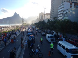 Pista da Avenida Vieira Souto foi interditada por conta da manifestaÃ§Ã£o (Foto: Cristiane Cardoso/G1)