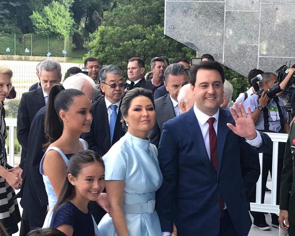 Ratinho Junior chegou Ã  Assembleia acompanhado da famÃ­lia â Foto: JoÃ£o Salgado / RPC
