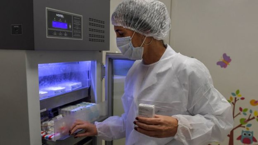 teste da vacina em Oxford foi ampliado para incluir milhares de voluntários no Brasil e na África do Sul — Foto: Getty Images/ BBC