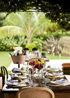 Direto do jardim: flores compõem o centro de mesa montado com taças e viram anel de guardanapo, amarradas com fitas