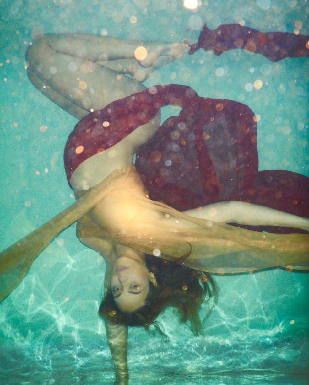 Fotos mostram a cantora nua e embaixo d'água (Foto: Reprodução/Awol Erizku/Site oficial da artista)