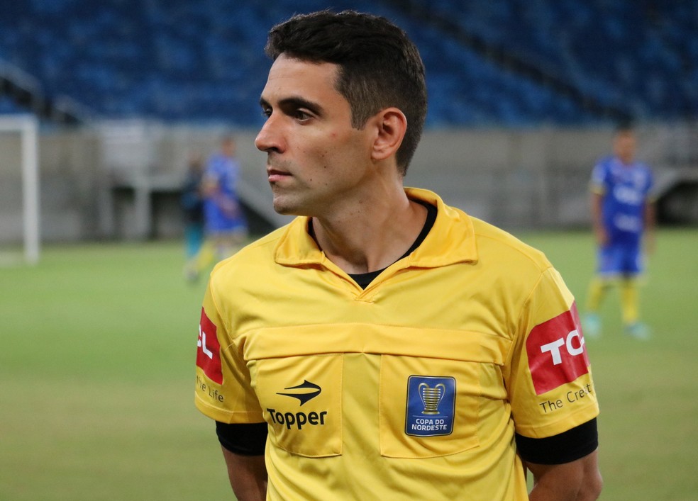 Zandick Gondim apita amistoso entre América-RN e Força e Luz — Foto: Augusto Gomes/GloboEsporte.com