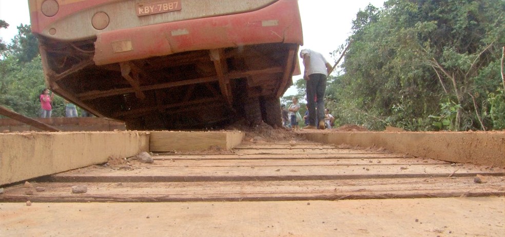 Ônibus ficou preso em ponte — Foto: TVCA/Reprodução