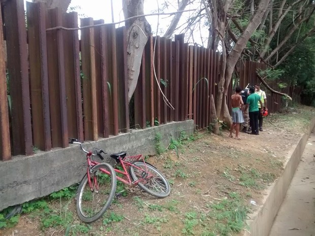 Uma bicicleta teria sido deixada pela dupla, próximo ao cercado que deveria impedir o acesso de pessoas à linha. (Foto: Diego Souza/G1) Uma bicicleta teria sido deixada pela dupla, próximo ao cercado que deveria impedir o acesso de pessoas à linha. (Foto: Diego Souza/G1)