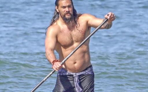 Jason Momoa, o Aquaman, exibe corpo tonificado durante dia de surfe no Havaí