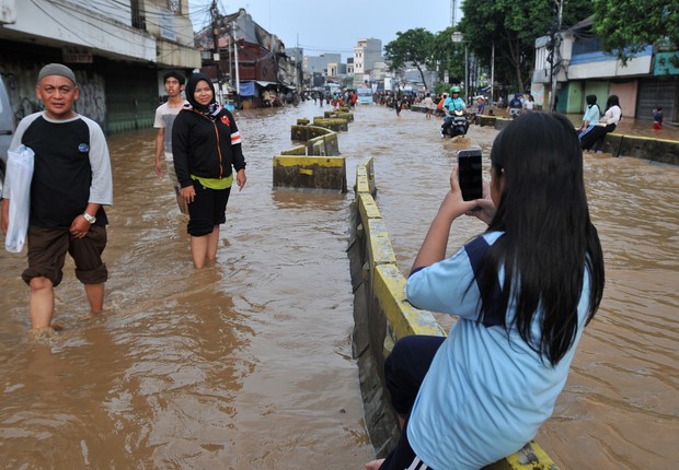 População encara inundações com naturalidade (Foto: Dasril Roszandi/NurPhoto via Getty Images)