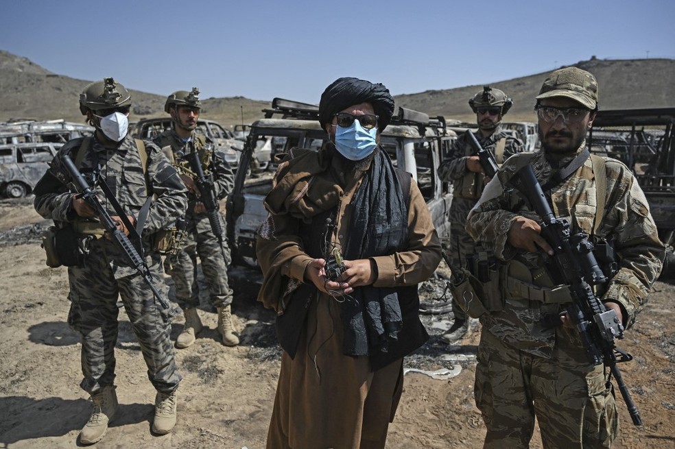 Membros do Talibã perto de Cabul, em 6 de setembro de 2021 — Foto:  Aamir Qureshi/AFP