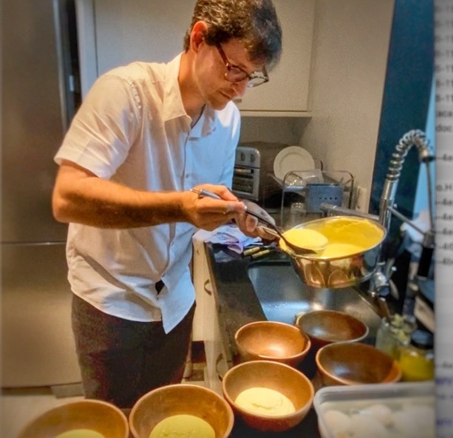 Miguel Ribas Gastal prepara creme de milho
