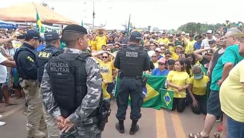 Em Paragominas, no Pará, PRF e PM avisam manifestantes sobre decisões judiciais para desbloqueio e uso da força, em caso de descumprimento  — Foto: PRF/Reprodução 